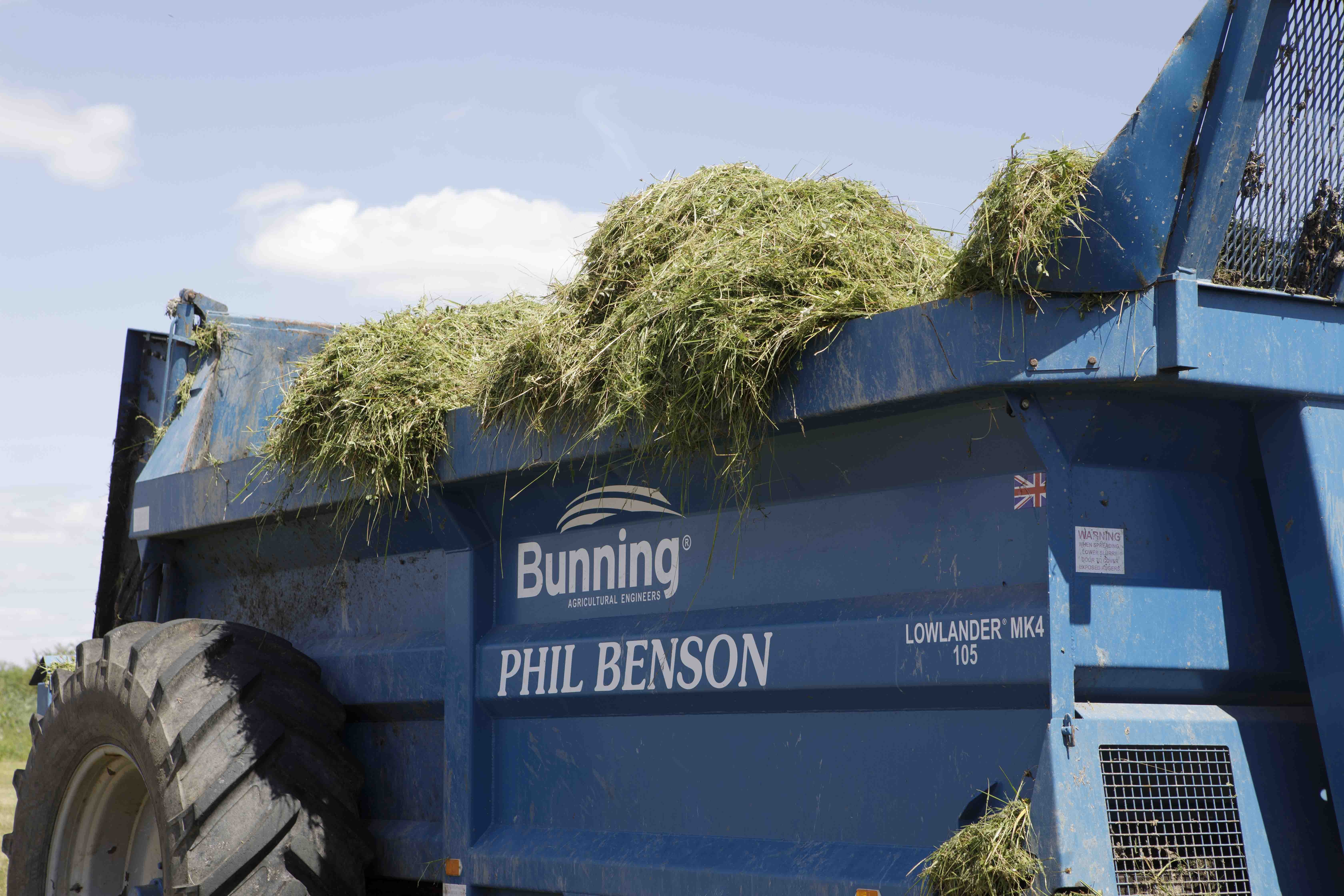 10Green hay - muck spreader-9887