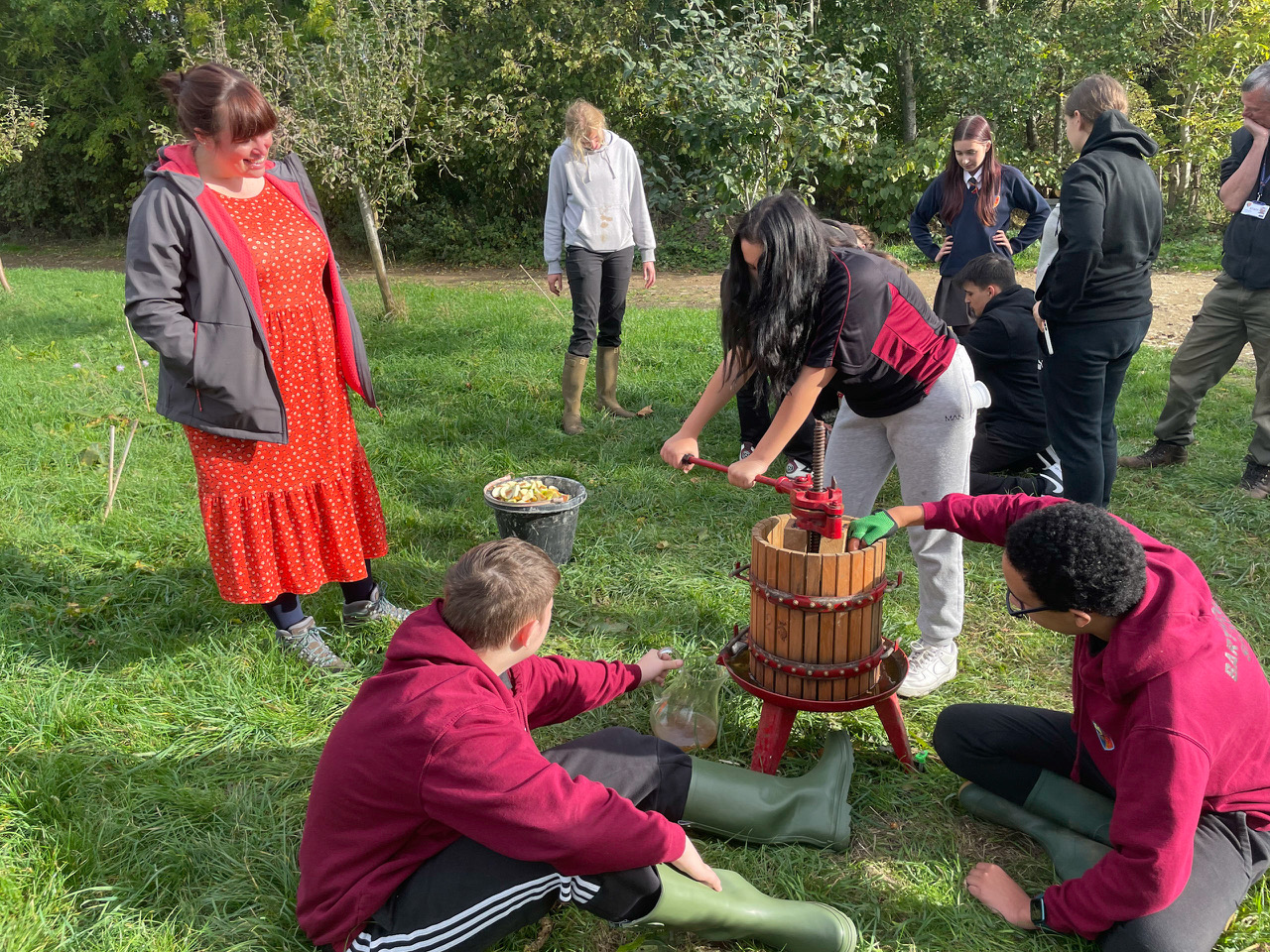 Bartholomew students juicing apples